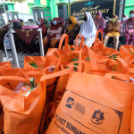 Penyerahan sembako dari Indah Kurnia dan LPS di Kelurahan Gebangputih, Sukolilo, Surabaya. Foto: Ist