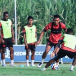 Gelandang muda Persik Kediri Rifqi Ray Farandi (rompi hitam) saat berlatih dengan pemain Persik lainnya. (Ist)