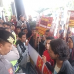 Para Mahasiswa Tuban saat demo di depan DPRD setempat.