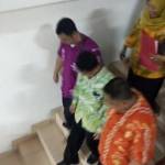 Tersangka Dirut PDAM DTS Sugeng Mujiadi (tengah berpakaian hijau) saat digelandang tim penyidik Kejari Sidoarjo ke lapas kelas II A Sidoarjo. foto: nanang ichwan/ BANGSAONLINE