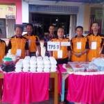 KREATIF: Menu sarapan gratis yang disediakan di TPS 09 Desa Ketajen Kecamatan Gedangan, Sidoarjo, jelang proses pemungutan suara, Rabu (9/12/2015) pagi. foto: musta’in/ BANGSAONLINE
