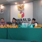 Komisioner Bawaslu Sampang saat menggelar sosialisasi dengan awak media. Foto: MUTAMMIM/BANGSAONLINE