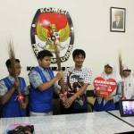 SERAHKAN – Siswa SMP Muhammadiyah 5 Pucang Surabaya menyerahkan sapu lidi kepada Komisioner KPU Kota Surabaya, kemarin. foto: maulana/BANGSAONLINE