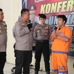 Kapolresta Sidoarjo, Kombes Pol Kusumo Wahyu Bintoro, saat menginterogasi pelaku.