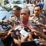 DITARIK LAGI - Wakapolda Jatim Brigjen Edy Hariyanto didampingi Kapolres Budhi Herdi Susianto (kanan) melayani wawancara wartawan di Mapolsek Sooko, siang tadi (10/6). (gunadhi/BANGSAONLINE)