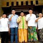 Asluchul Alif (tiga dari kiri) bersama KH Mulyadi (tengah), dan Supriyanto (tiga dari kanan). Foto: Ist