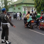 Bagi-bagi takjil kepada pengendara yang melintas di depan Markas Subdenpom V/4-3 Pamekasan, Jalan Kemayoran No. 9 Kabupaten Pamekasan.