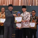 Bupati Arifin (kanan) saat menerima penghargaan Baznas Award.