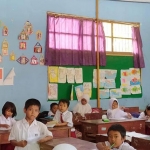 Kondisi eternit di salah satu kelas tampak disangga dengan sebatang bambu.