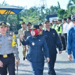 Bupati Fadeli (kanan), Wabup Kartika, dan Kapolres saat memeriksa personel dalam apel persiapan Operasi Ramadniya 2017.