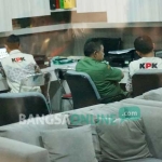 Petugas KPK saat melakukan penggeledahan di ruang Sekda Jombang, Senin (5/12).
foto: RONY S/ BANGSAONLINE 