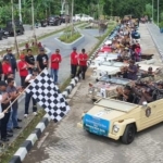 Wali Kota Kediri Vinanda Prameswati saat memberangkatkan City Tour Volkswagen di Kawasan IPLT. (Ist)