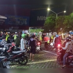 Satlantas Polresta Sidoarjo saat menggelar razia kendaraan di jalan raya Jenggolo untuk antisipasi balap liar.