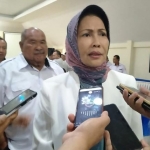 Wali Kota Batu, Hj. Dra. Dewanti Rumpoko memberikan keterangan pers, Rabu (12/2).