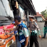 Petugas saat memeriksa kelayakan armada bus di terminal Kepuhsari Jombang, Rabu (21/6/2017).
foto: ROMZA/ BANGSAONLINE 