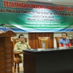 Kadinsos PPPA Kabupaten Nganjuk, Drs M Yasin saat memberikan sambutan kepada peserta pelatihan KHA. foto: BAMBANG/ BANGSAONLINE