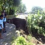 PUTUS-Nasib jembatan di Desa Candiwatu Pacet akibat terjangan derasnya aurs sungai, Kamis (29/1) malam. (gunadhi/BangsaOnline)