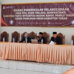 Sidang pemeriksaan terhadap 8 anggota KPPS asal Desa Rayung, Kecamatan Senori, Tuban, yang diduga melanggar kode etik.