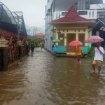 Banjir merendam sejumlah ruas jalan di Desa Sidomulyo, Kota Batu.