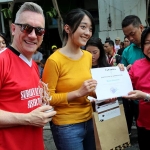 Wawali Liverpool Gary Millar dan Wali Kota Surabaya Risma memberikan penghargaan kepada pahlawan ekonomi dan pejuang muda.
