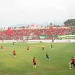 Laga uji coba yang mempertemukan Persewangi dengan Timnas U-19 di Stadion Diponegoro Banyuwangi, Minggu (9/7).