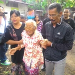 Mbah Yah, ketika dibawa ketua RT Abdul Karim dan istri menuju panti.