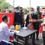 KPU bersama Polres Tuban gelar simulasi pemungutan sesuai prokes. (foto: ist)