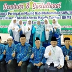 Dr. Hj. Nur Asiyah foto bersama pengurus BKMT Lamongan.