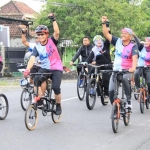 Dandim 0812 Lamongan Letkol Inf. Sidik Wiyono dan Kapolres Lamongan AKBP Harun sedang gowes bersama komunitas sepeda.