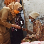 Wakil Bupati Lumajang Indah Amperawati saat memberikan bantuan langsung kepada seorang lansia di Desa Wonorejo.