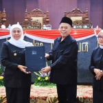 Gubernur Khofifah besama Ketua DPRD Jatim, Kusnadi, dan salah satu wakilnya Anik Maslachah.