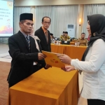 Ketua Bawaslu Kabupaten Pasuruan Nasrup saat menyerahkan berita acara pelantikan PKD.