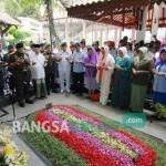 Panglima TNI Jenderal gatot Nurmantyo saat berdoa bersama di area makam KH Hasyim Asy