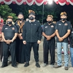 RW, RT, dan para seniman se-Desa Sukorejo, Kecamatan Ngasem, Kabupaten Kediri, saat mendeklarasikan dukungannya kepada pasangan cabup-cawabup Kediri, Hanindhito Himawan Pramana-Dewi Mariya Ulfa yang dihadiri langsung oleh Dhito (tengah). foto: Muji Harjita/ BANGSAONLINE