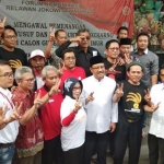 Gus Ipul berfoto bersama para relawan yang tergabung dalam Forum Komunikasi Relawan Jokowi Jatim, Foto: YUDI A/BANGSAONLINE