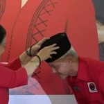 Megawati Soekarnoputri memasangkan kopiah hitam ke kepala Ganjar Pranowo seusai mengumkan sebagai Capres PDIP 2024. Foto: tangkapan layar di YouTube