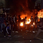 Suasana demo di depan Gedung DPRD Kota Malang untuk menolak revisi UU TNI yang berakhir ricuh, Minggu, 23 Maret 2025. 