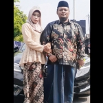 Busthonil bersama Nani, dengan memakai baju pengantin ala Betawi, berpose di depan mobil pengantin mewah gratis ASC Foundation.