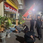 Polisi menangkap gangster saat melakukan patroli balap liar di Surabaya (foto: Ist)