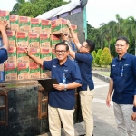 Direktur Utama Petrokimia Gresik, Dwi Satriyo Annurogo (dua dari kiri), didampingi direksi lain saat melepas pengiriman bantuan untuk korban gempa di Pulau Bawean. Foto: Ist