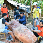 Bupati Sumenep Achmad Fauzi  didampingi Kepala DPUTR Eri Susanto saat memantau proyek pembangunan tugu keris di Kecamatan Pragaan.