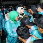 Gubernur Jatim Khofifah Indar Parawansa menyalami ratusan atlet santri dan ofisial yang hendak mengikuti Porseni Nahdlatul Ulama 2023.