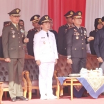 Wawali Pasuruan Adi Wibowo beserta jajaran Forkopimda saat mengikuti upacara virtual HUT Bhayangkara ke-76 bersama Presiden Joko Widodo. foto: ARDIANZAH/BANGSAONLINE