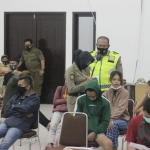 Belasan pasangan bukan suami istri yang terjaring saat razia kos dibawa ke Mako Satpol PP Kota Blitar. 