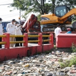 SIDAK: Wabup Subandi melihat sebuah sungai yang dipenuhi sampah di Desa Ketajen, Gedangan, Rabu (21/4/2021). foto: istimewa