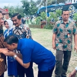 Indrata Nur Bayuaji mencium tangan Ketua Umum DPP Partai Demokrat yang juga pamannya, Susilo Bambang Yudhoyono (SBY).