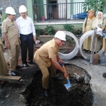 Wakil Wali Kota Malang Sofyan Edi Jarwoko melakukan penggalian saat inisiasi sumur injeksi di depan halaman kantor DPUPRPKP Kota Malang, Selasa (28/01). foto: IWAN IRAWAN/ BANGSAONLINE