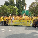 Jajaran pengurus DPD Golkar Kabupaten Pasuruan bersama anggota fraksi di dewan dan AMPG selaku organisasi sayap partai saat ziarah ke makam pahlawan di Bangil.