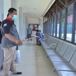 Penyemprotan disinfektan di Universitas Trunojoyo Madura (UTM) dilakukan secara menyeluruh untuk mencegah penularan Covid-19.