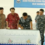 Penandatangan prasasti oleh Pangarmatim Laksamana Muda (Laksda) TNI Darwanto, S.H., M.A.P